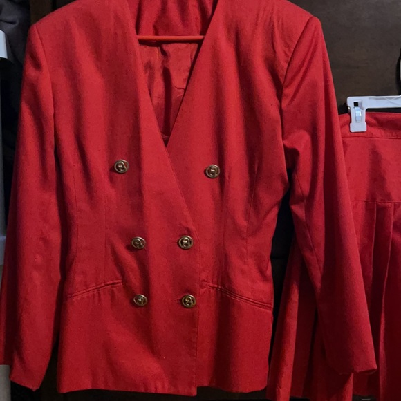 Double breasted red jacket and pleated skirt - Picture 2 of 6